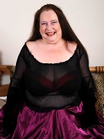 Big mature slut getting wet and wild